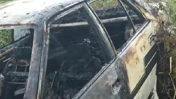 Mobil tua yang terbakar dan ditemukan mayat di dalamnya (dok. Istimewa).