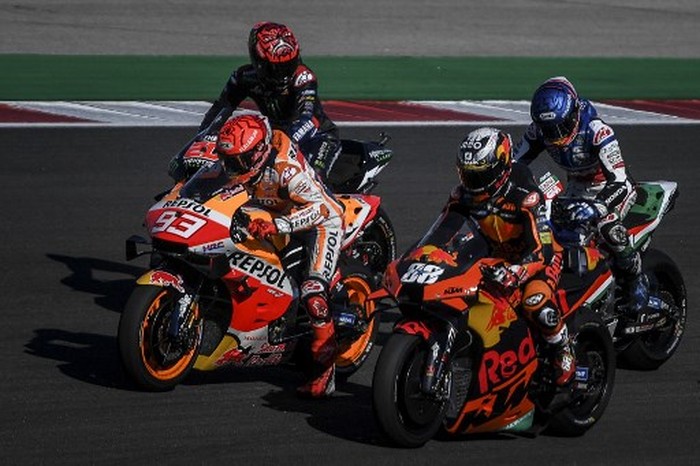 (From L-R) Monster Energy Yamaha MotoGPs French rider Fabio Quartararo, Repsol Honda Teams Spanish rider Marc Marquez, Red Bull KTM Factory Racings Portuguese rider Miguel Oliveira and LCR Honda Castrols Spanish rider Alex Marquez wait after the warm-up session ahead of the MotoGP race of the Portuguese Grand Prix at the Algarve International Circuit in Portimao on April 18, 2021. (Photo by PATRICIA DE MELO MOREIRA / AFP)