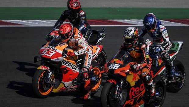 (From L-R) Monster Energy Yamaha MotoGP's French rider Fabio Quartararo, Repsol Honda Team's Spanish rider Marc Marquez, Red Bull KTM Factory Racing's Portuguese rider Miguel Oliveira and LCR Honda Castrol's Spanish rider Alex Marquez wait after the warm-up session ahead of the MotoGP race of the Portuguese Grand Prix at the Algarve International Circuit in Portimao on April 18, 2021. (Photo by PATRICIA DE MELO MOREIRA / AFP)