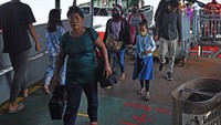 Calon penumpang kapal ferry tujuan Sumatera melintas di Dermaga II Pelabuhan Merak, Banten, Minggu (18/4/2021). Adanya kebijakan pemerintah yang melarang mudik tanggal 6-17 Mei mendatang untuk mencegah penyebaran COVID-19 mendorong sebagian warga mudik lebih awal. ANTARA FOTO/Asep Fathulrahman.