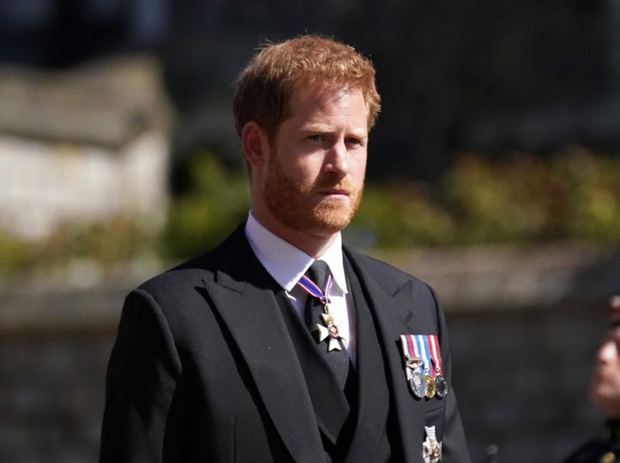 Pangeran Harry di pemakaman Pangeran Philip WINDSOR, ENGLAND - APRIL 17: Prince Harry arrives for the funeral of Prince Philip, Duke of Edinburgh at St Georges Chapel at Windsor Castle on April 17, 2021 in Windsor, England. Prince Philip of Greece and Denmark was born 10 June 1921, in Greece. He served in the British Royal Navy and fought in WWII. He married the then Princess Elizabeth on 20 November 1947 and was created Duke of Edinburgh, Earl of Merioneth, and Baron Greenwich by King VI. He served as Prince Consort to Queen Elizabeth II until his death on April 9 2021, months short of his 100th birthday. His funeral takes place today at Windsor Castle with only 30 guests invited due to Coronavirus pandemic restrictions. (Photo by Victoria Jones - WPA Pool/Getty Images)