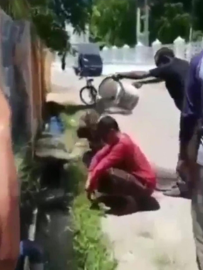 Pasangan selingkuh di Banda Aceh, Aceh berinisial HAM dan perempuan FA digerebek warga berduaan di kosan. Mereka sempat dimandikan air comberan (Screenshot video viral)