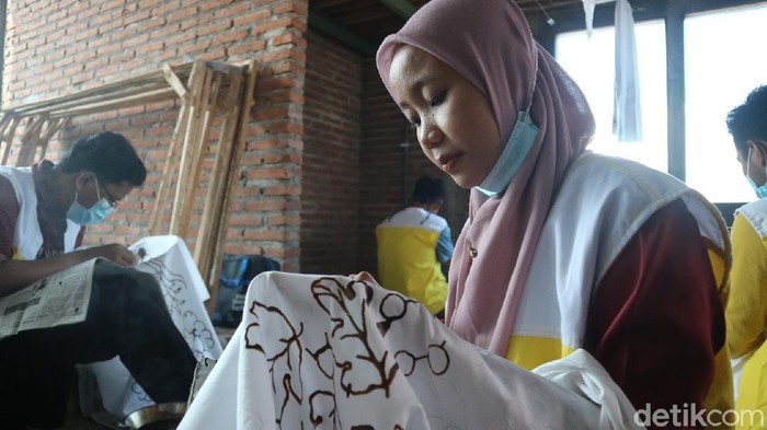 Pekerja sedang membuat batik tulis di Kudus, Senin (19/4/2021).