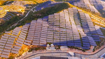 Nanping City Solar Farm di Fujian Province, China. Ini adalah contoh lain dari pembangkit tenaga listrik yang mempertahankan medan alami tempat dibangunnya. Di  bawah sinar Matahari, tata letak panel ini menciptakan tampilan pegunungan Fujin yang tampak geometris. Foto: via Euronews