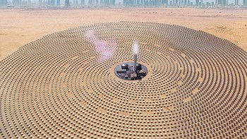 The Mohammed Bin Rashid Al Maktoum Solar Park di Dubai, Uni Emirat Arab. Ini adalah pembangkit tenaga surya satu tempat terbesar di dunia, dengan kapasitas produksi yang direncanakan sebesar 5.000 MW pada akhir dekade ini. Menurut perkiraan, pembangkit listrik ini akan mengurangi emisi karbon sekitar 6,5 juta ton setiap tahun. Foto: via Euronews