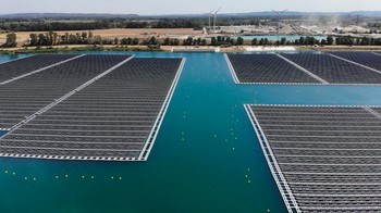 Omega 1 di Piolenc, Prancis. Perairan Provence adalah tempat yang sempurna untuk memelopori pembangkit listrik tenaga surya terapung pertama di Eropa. Terletak di danau buatan bekas tambang, proyek ini terdiri dari perangkat seperti rakit yang mengimbangi ribuan ton emisi karbon di wilayah tersebut setiap tahun. Foto: via Euronews