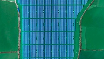 Sungrow Huainan Solar Farm, di China. Pembangkit listrik tenaga surya ini mengapung di atas danau buatan yang dibuat di lokasi bekas tambang batu bara. Dari pemandangan udara, lautan panel biru sering mengecoh mata dikira sebagai air asli. Sungrow Huainan Solar Farmterdiri dari 166.000 panel dan menghasilkan energi yang cukup untuk menyalakan listrik untuk 15.000 rumah. Foto: via Euronews