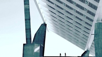 Parc Del Forum di Barcelona, Spanyol. Pembangkit listrik tenaga surya ini membentang seluas 5,7 hektar, terletak di ujung lapangan terbuka di tepi laut, dan menarik perhatian wisatawan karena strukturnya mirip gedung di film fiksi ilmiah. Foto: via Euronews