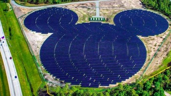 Walt Disney World, di Florida, AS. Disney adalah salah satu perusahaan pertama yang peduli mengenai pentingnya energi matahari. Pada tahun 1982, mereka memasang panel surya di atap gedung resor Universe of Energy. Lalu di 2016  mereka membuat pembangkit listrik tenaga surya berbentuk Mickey Mouse yang ikonik, terdiri dari 50.000 panel surya. Foto: via Euronews