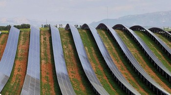 Les Mees, di Alpes de Haute Provence, Prancis. Pembangkit tenaga surya ini adalah yang terbesar di Prancis. Panelnya dibentuk dengan sempurna menyesuaikan lanskap pegunungan selatan wilayah Alpes de Haute Provence dan dirancang meminimalkan kerusakan lingkungan dengan meletakkan panel tanpa pondasi beton, sehingga rumput bisa tetap tumbuh di bukit tersebut. Foto: via Euronews