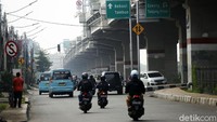 Di Sumber Arta yang merupakan perbatasan antara DKI Jakarta dan juga Kota Bekasi, Senin (19/04/2021), terlihat volume kendaraan yang melintas ke arah Bekasi ramai lancar dan didominasi kendaraan roda dua.