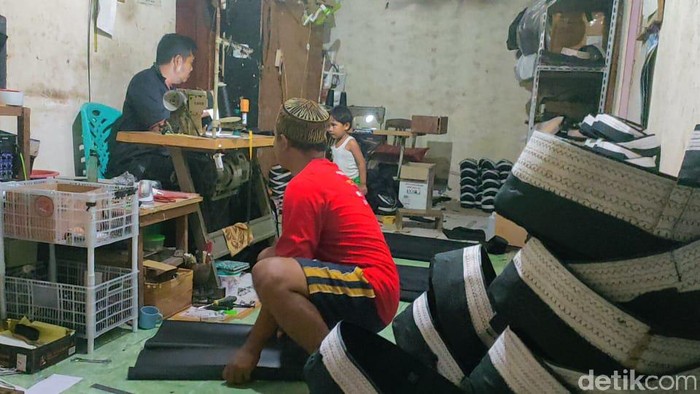 Para perajin songkok di salah satu desa di Lamongan bisa bernapas lega di Bulan Ramadhan. Mereka menuai berkah Ramadhan karena kebanjiran pesanan.