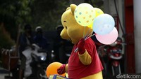 Ia tidak mematok harga untuk balon-balon tersebut. Pembeli boleh membayar berapa pun alias seikhlasnya.