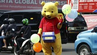 Ada banyak cara yang dilakukan warga untuk menjajakan barang dagangannya.