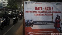 Akibat proyek galian itu, jalur pun menyempit sehingga menyebabkan terjadinya kepadatan di jalur tersebut.