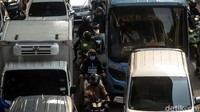 Tak hanya mobil, sejumlah motor pun ikut terjebak macet.