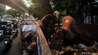 Sejumlah pekerja tengah menyelesaikan pengerjaan proyek di kawasan Jalan Kapten Tendean, Jakarta.