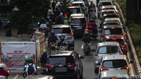 Sejumlah kendaraan terjebak macet di kawasan Jalan Kapten Tendean akibat proyek galian yang tengah dilangsungkan di jalan tersebut.