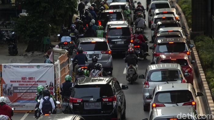 Antrean panjang kendaraan terlihat di Jalan Kapten Tendean, Jakarta. Kemacetan diketahui terjadi imbas menyempitnya jalan akibat proyek galian.