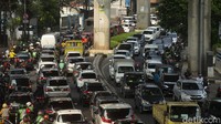 Kemacetan terlihat di Jalan Kapten Tendean, Jakarta, Senin (19/4/2021).