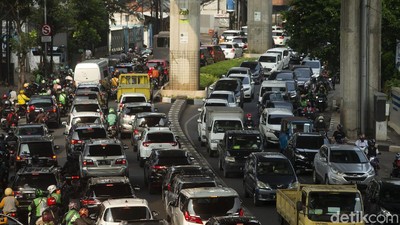 Potret Kemacetan di Tendean Gegara Proyek Galian