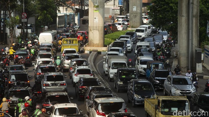 Antrean panjang kendaraan terlihat di Jalan Kapten Tendean, Jakarta. Kemacetan diketahui terjadi imbas menyempitnya jalan akibat proyek galian.