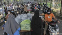 Pembagian takjil ini dilakukan menjelang waktu berbuka puasa secara drive thru. 