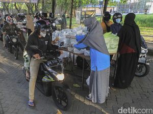 1500 Takjil Dibagikan Secara Drive Thru untuk Mahasiswa Yogya