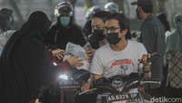 Pembagian takjil ini diteruskan hingga tahun kini.  