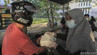 Pembagian takjil disambut antusias para mahasiswa khususnya bagi mereka yang merantau dan mencari ilmu di kota pelajar itu.  