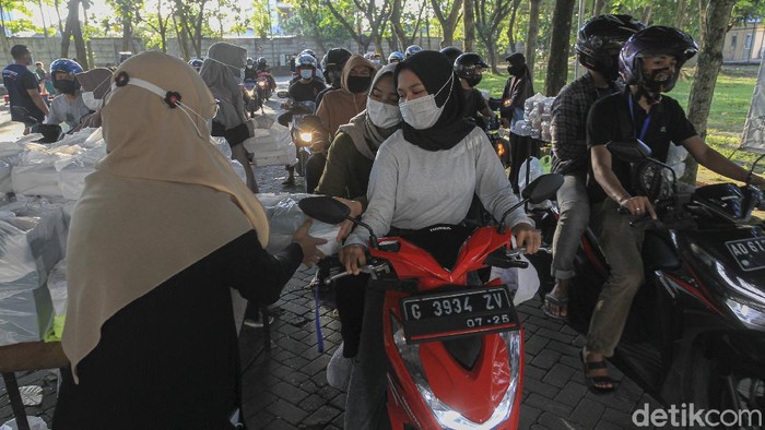 PROGRAM PEMBAGIAN TAKJIL MAHASISWA UMY YOGYAKARTA Petugas membagikan paket takjil gratis kepada mahasiswa Universitas Muhammadiyah Yogyakarta (UMY) di komplek Universitas Muhammadiyah Yogyakarta, Bantul, Yogyakarta, Senin (19/4/2021).