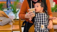 Ternyata Putri Anne memiliki ketertarikan sendiri dengan kopi. Nah, kalau yang satu ini adalah momen ngopinya bersama Ibrahim. Foto: Instagram @putriannesaloka