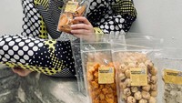 Berpose kocak, begini gaya Putri Anne saat ngemil. Bahkan aneka keripik dengan berbagai varian rasa berjejer rapi di depannya. Foto: Instagram @putriannesaloka