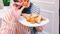 Nah, kalau yang satu ini adalah gaya Putri Anne saat menikmati camilan. Ada bitterballen hingga samosa yang baru saja matang digoreng. Foto: Instagram @putriannesaloka
