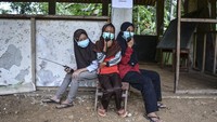 Bagi kelompok yang pesawat HT-nya tidak menggunakan antena ekternal, mereka harus rela mencari frekwensi yang dapat menangkap pancaran dari HT sang guru.   