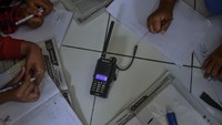Meski tidak sempurna, setelah berbagai uji coba, para guru dan murid akhirnya mengandalkan HT sebagai solusi pembelajaran jarak jauh. Semangat belajar dan mengajar para siswa dan guru menjadi modal dasar pembelajaran tetap bisa berlangsung di tengah keterbatasan akses komunikasi berbasis internet.  