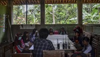 Itulah aktivitas rutin salah satu siswi Madrasah Ibtidaiyah Pasawahan Manda Setiani yang tinggal di Desa Pesawahan, Kabupaten Ciamis, Jawa Barat.   
