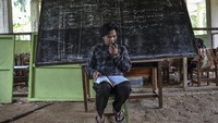 Satu pesawat HT bisa digunakan 5-10 siswa sebagai media berkomunikasi mengenai tugas dan proses belajar.  