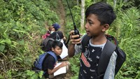 HT yang menggunakan antena eksternal dipasang oleh orang tua siswa yang dijadikan tempat berkumpulnya beberapa siswa dalam sebuah kelompok belajar.  