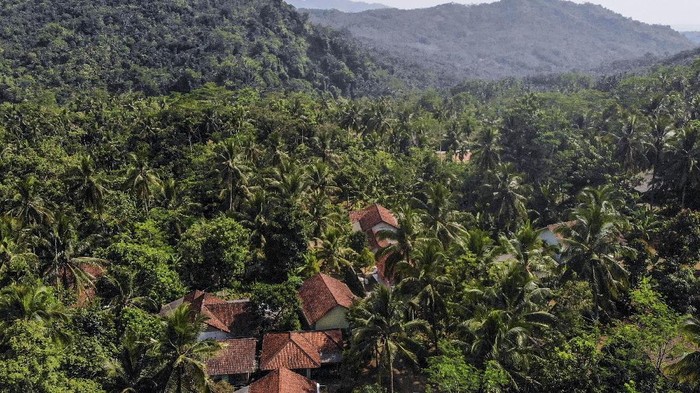 RADIO HANDY TALKY JADI SOLUSI PEMBELAJARAN JARAK JAUH Siswa sekolah Madrasah Ibtidaiyah Pasawahan menggunakan radio Handy Talky (HT) saat pembelajaran jarak jauh di kawasan hutan, Dusun Ciakar, Desa Pasawahan, Kecamatan Banjaranyar Kabupaten Ciamis, Jawa Barat.