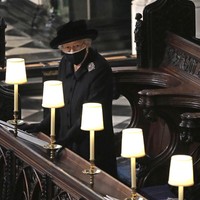 Ratu Elizabeth II yang berusia 94 tahun tampak memakai bros dengan makna mendalam di pemakaman suaminya Pangeran Phillip. Dia memakai Richmond bros milik neneknya, Ratu Mary. Bros itu merupakan hadiah pernikahan untuk Ratu Mary yang dibuat oleh Hunt dan Raskell pada 1893. Foto: AP/Yui Mok