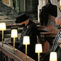Ratu Elizabeth II tak kuasa menunjukkan kesedihannya saat pemakaman Pangeran Philip yang berlangsung di Kapel St. George, Windsor Castle, Sabtu (17/4/2021), atau delapan hari setelah pria bergelar Duke of Edinburgh itu wafat dalam usia 99 tahun. Foto: Getty Images/WPA Pool