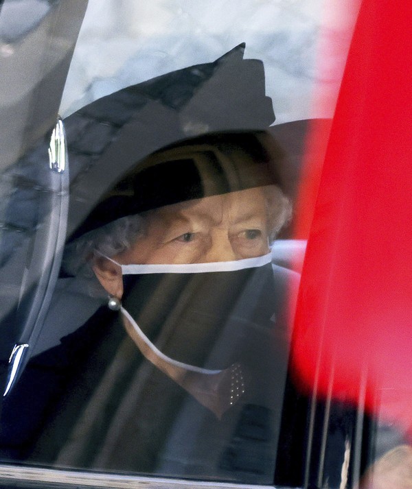 Kedatangan Ratu Elizabeth II pada pemakaman sang suami, Pangeran Phillip Duke of Edinburgh di St. George Chapel di Kastil Windsor pada 17 April 2021. Foto: (AP/Johnathan Buckmaster) Kedatangan Ratu Elizabeth II pada pemakaman sang suami, Pangeran Phillip Duke of Edinburgh di St. George Chapel di Kastil Windsor pada 17 April 2021. Foto: (AP/Johnathan Buckmaster)