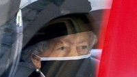 Kedatangan Ratu Elizabeth II pada pemakaman sang suami, Pangeran Phillip Duke of Edinburgh di St. George Chapel di Kastil Windsor pada 17 April 2021. Foto: (AP/Johnathan Buckmaster)