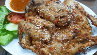 Kalau tak ingin olahan goreng, kamu bisa memesan Ayam Bakakak Bakar. Satu porsinya disajikan utuh dengan bumbu olesan yang pedas gurih. Foto: detikFood/Yenny Mustika Sari