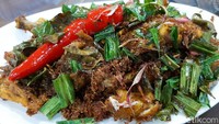 Menu Ayam Ngumpet jadi andalan Resto dSDL. Ayam kampung utuh dipotong 8-12 bagian lalu diungkep dengan bumbu serundeng lengkuas dan digoreng hingga kering. Bumbunya dilengkapi dengan aromatik, seperti bunga kecombrang, daun pandan, dan daun jeruk. Foto: detikFood/Yenny Mustika Sari