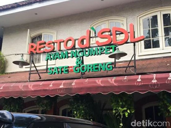 Resto d'SDL Resto d'SDL: Ayam Ngumpet dengan Serundeng Melimpah