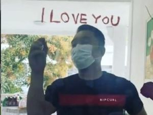 Kang Emil Tulis Pesan Cinta Buat Istri Pakai Lipstik, Harganya Bikin Nangis