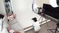 Begini penampilan ruang tengah rumah Lisa. Karena sedang pemotretan, dia memasang sebuah latar belakang putih di sana. (Foto: dok. YouTube Lilifilm Official) 