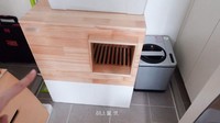 Karena punya banyak peliharaan kucing, ada pojok khusus buat kucing-kucing Lisa buang air. Deretan litter box ada di sini. (Foto: dok. YouTube Lilifilm Official) 